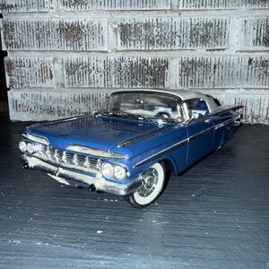 ROAD LEGENDS 1959 CHEVROLET IMPALA CONVERTIBLE 1:18 SCALE CLASSIC CAR